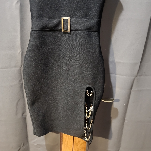 Elegant Black Sleeveless Dress - Picture 3 of 5